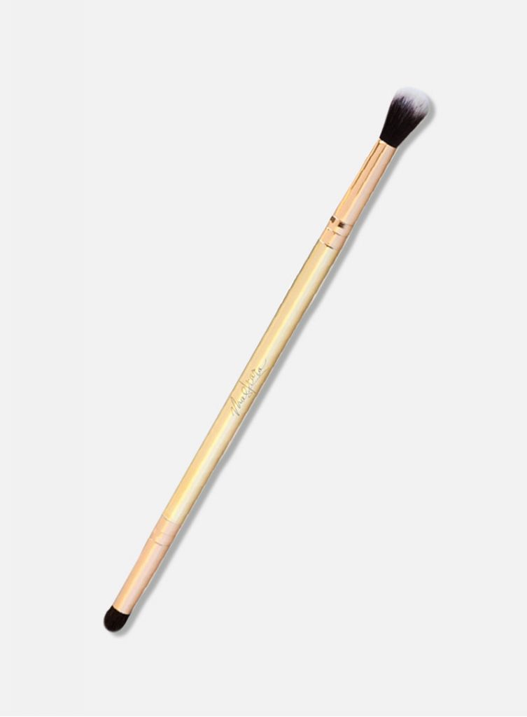 Maskcara Beauty Makeup Brushes and Tools reviewed by top US beauty blogger and Maskcara Artist, Kelly Snider: I Shadow Everything Brush