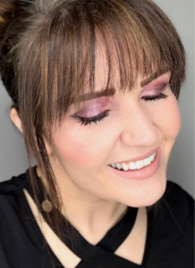I love using Seint Eyeshadows for holiday makeup looks! www.kellysnider.com
