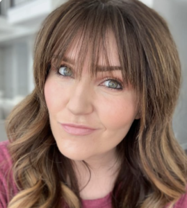 Kelly snider with an eyeshadow look using her 3 tips for hooded eyes
