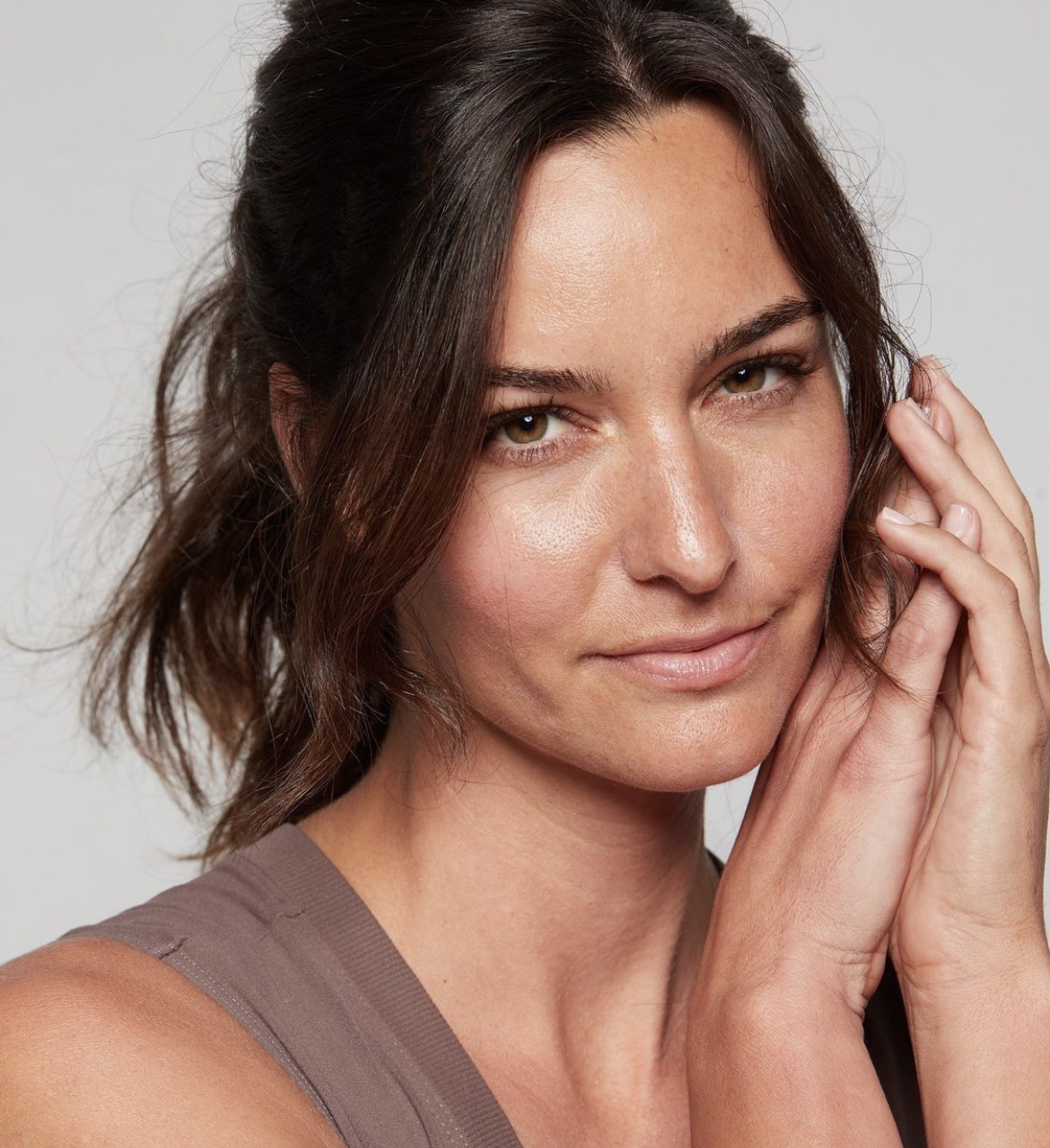 A lady with glowing skin using Seint Makeup.
'4 Common Winter Beauty Problems and How to Fix Them'